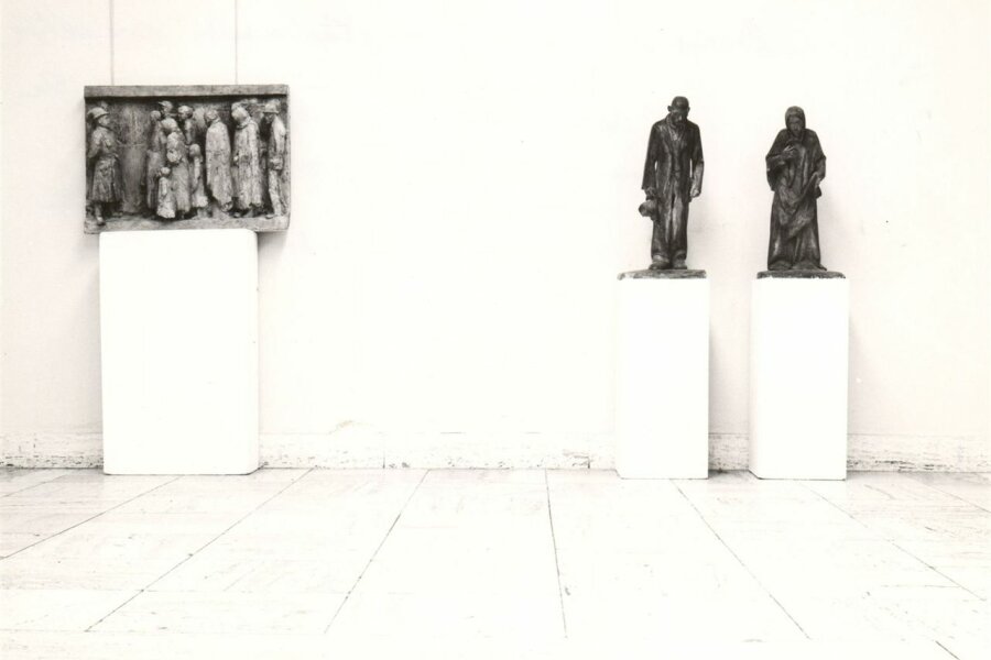 Vpravo Karel Pokorný, Matka (studie k pomníku zasypaným havířům), 1925, bronz